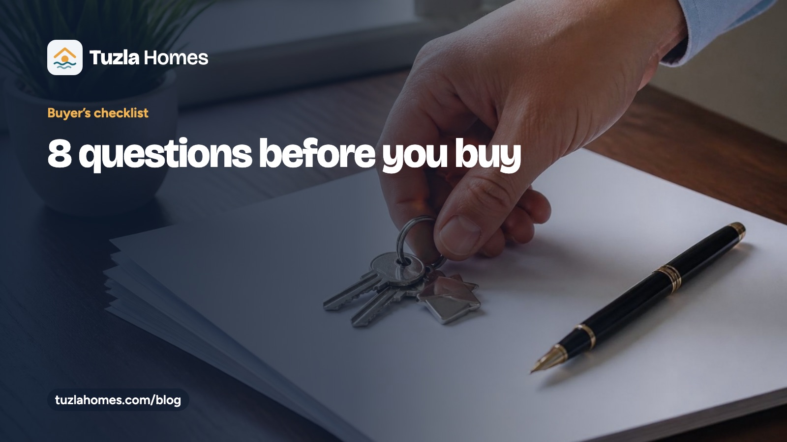 “8 questions before you buy” başlıklı Tuzla Homes rehber kartı; kâğıtların üzerinden anahtarları alan bir elin fotoğrafı üzerinde