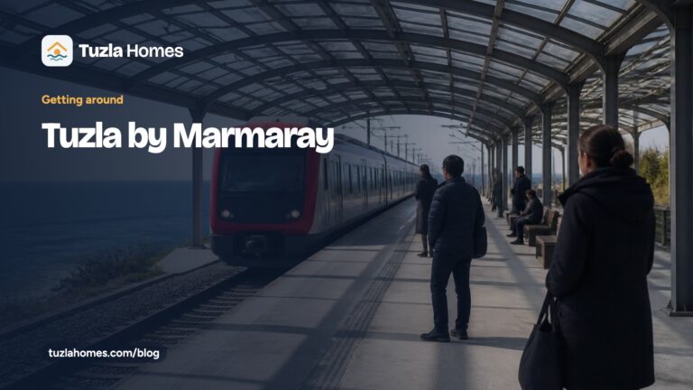 “Tuzla by Marmaray” başlıklı Tuzla Homes rehber kartı; deniz kenarında saçaklı bir peronda bekleyen yolcuların fotoğrafı üzerinde